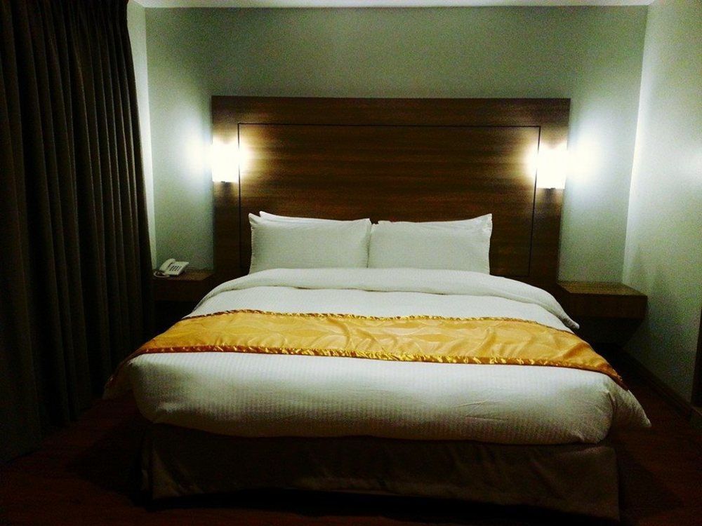 Vista Real Hotel Tagaytay City Extérieur photo