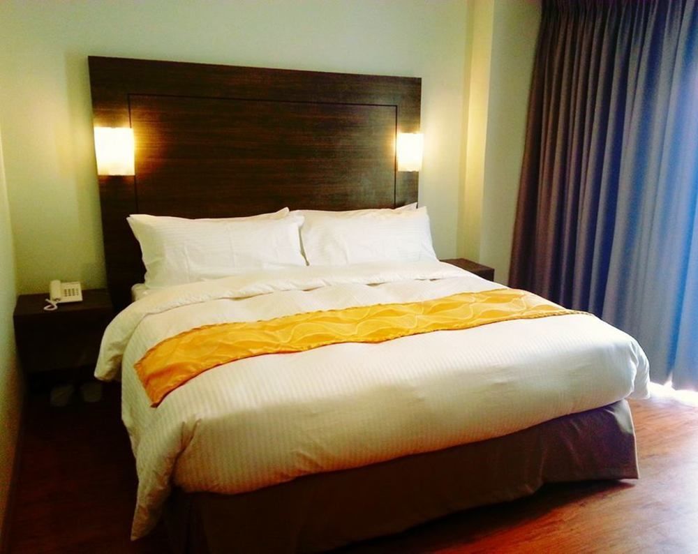 Vista Real Hotel Tagaytay City Extérieur photo