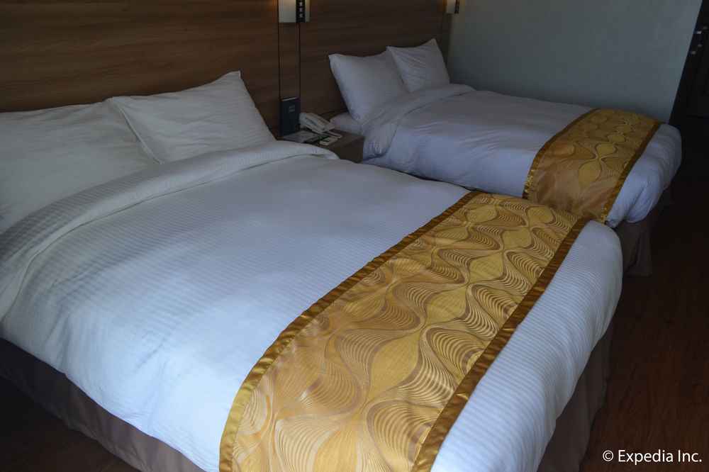Vista Real Hotel Tagaytay City Extérieur photo