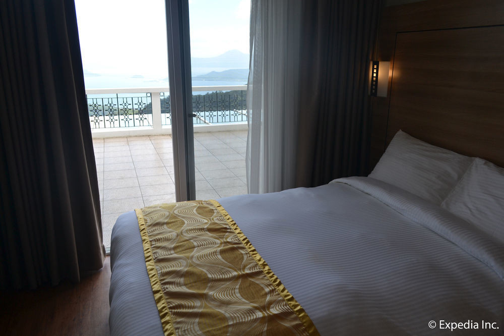 Vista Real Hotel Tagaytay City Extérieur photo
