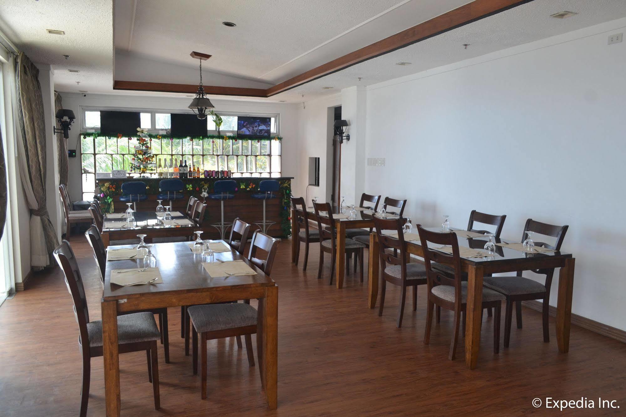 Vista Real Hotel Tagaytay City Extérieur photo