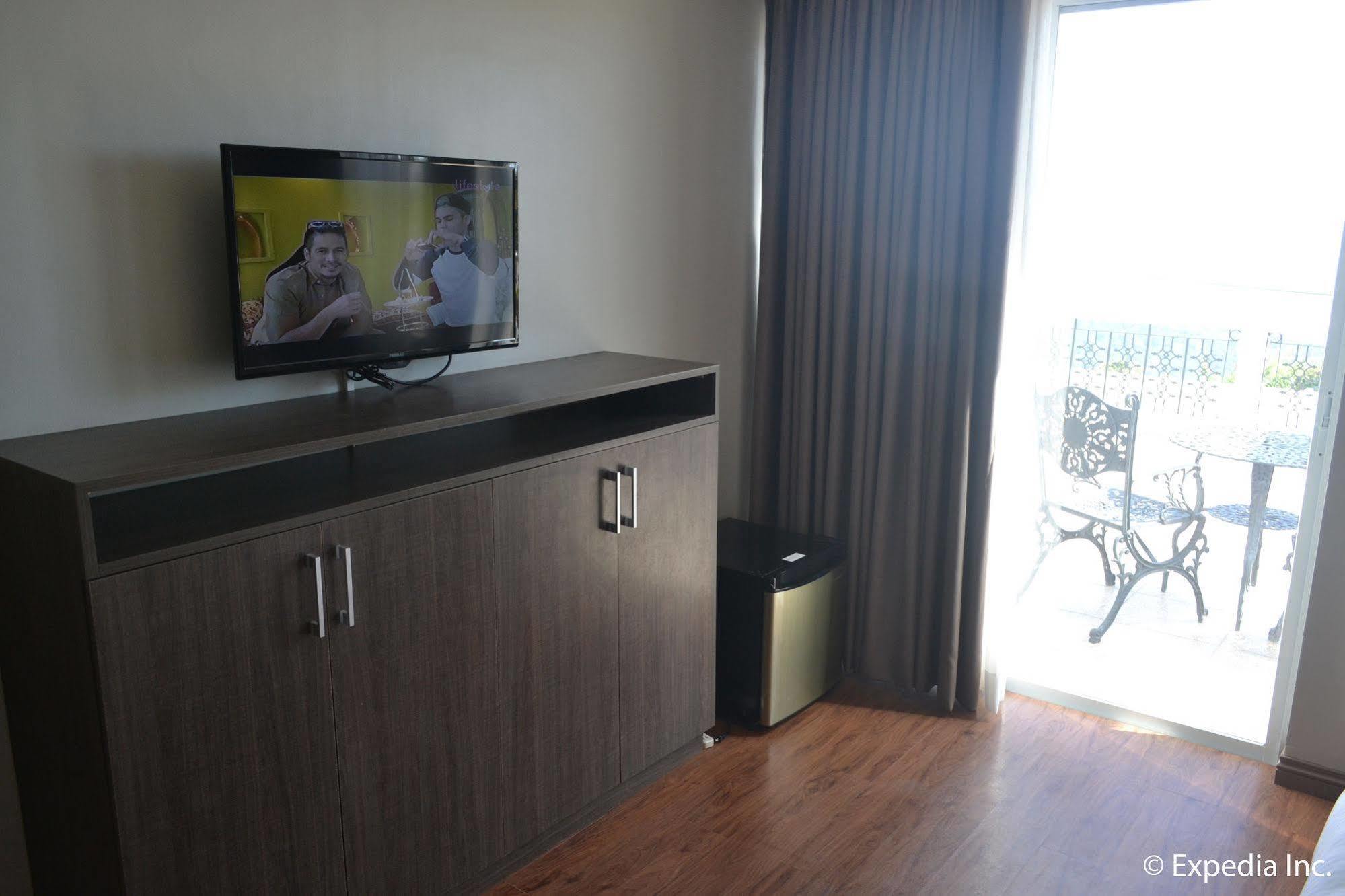 Vista Real Hotel Tagaytay City Extérieur photo