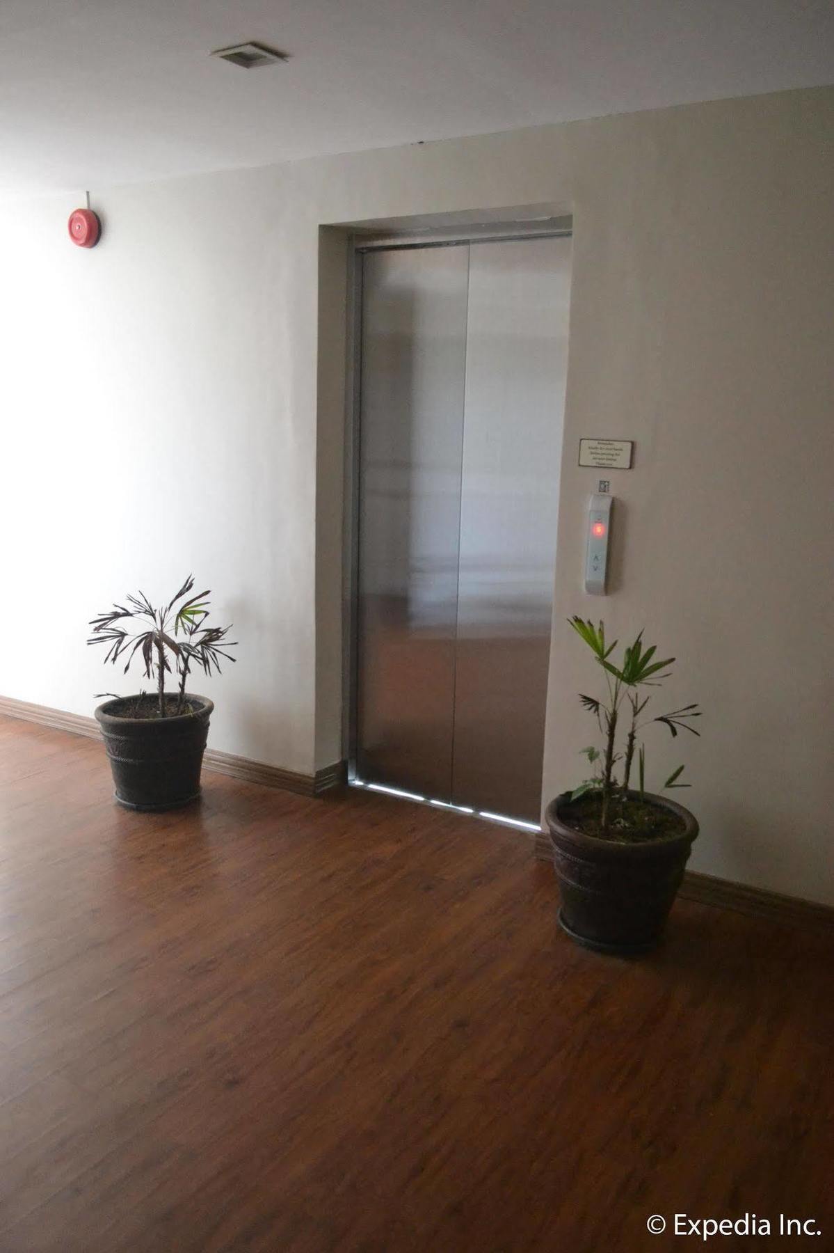 Vista Real Hotel Tagaytay City Extérieur photo