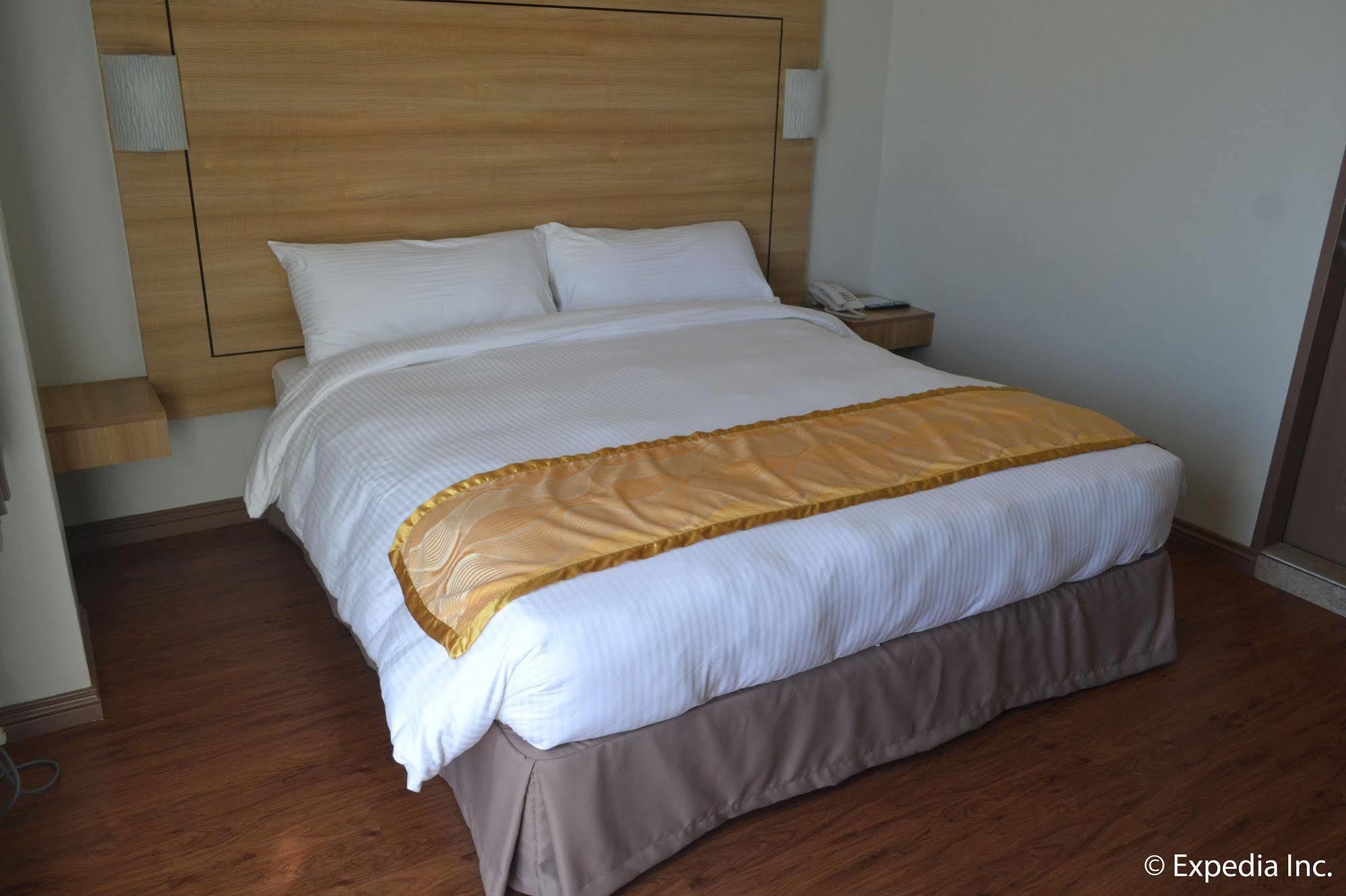 Vista Real Hotel Tagaytay City Extérieur photo